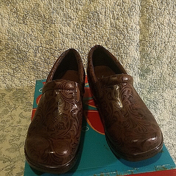 yuu bethanee slip on